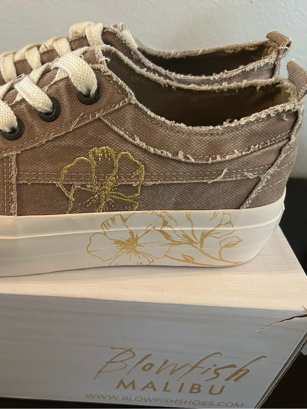 NWT🌀 Blowfish Casual Taupe Canvas Platform Sneaker with Floral Accent